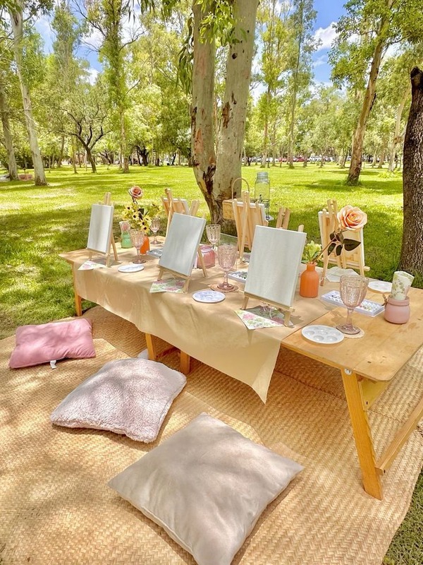 Montaje de pintura al aire libre con lienzos y materiales