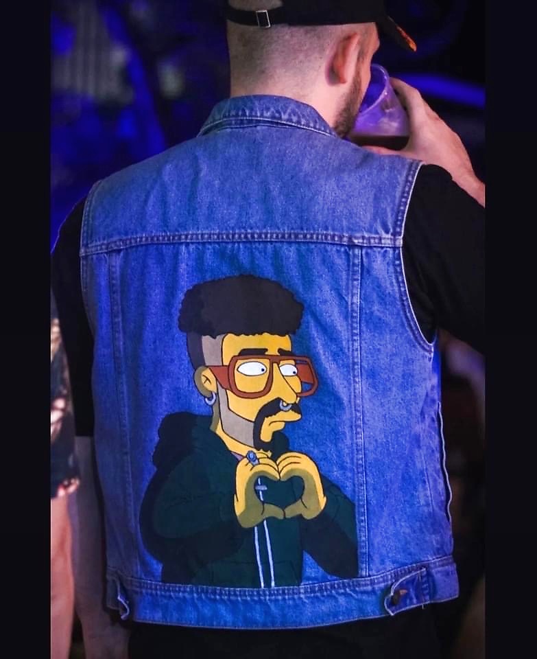 Chamarra de mezclilla personalizada con un personaje pintado