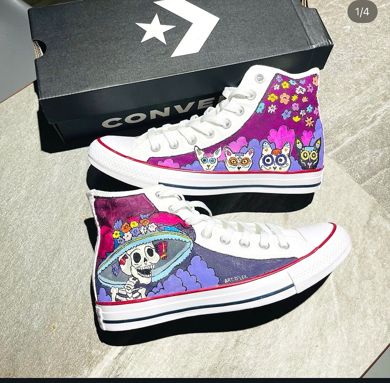 Tenis Converse personalizados con flores, gatos y una calavera